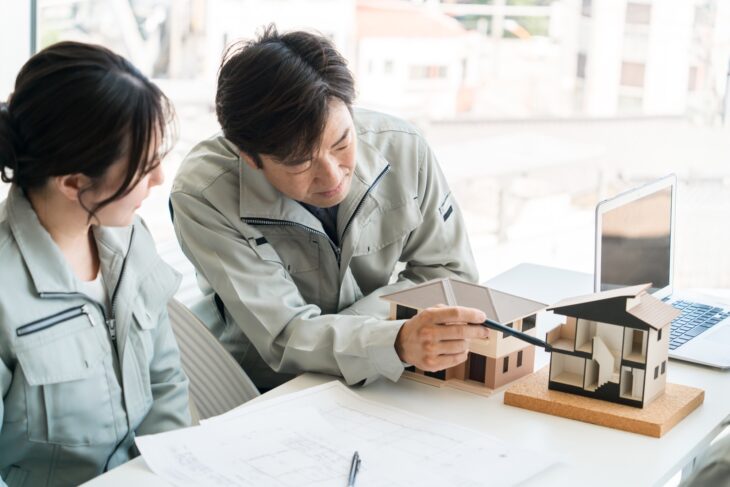 断熱リフォームについての施工計画を立てる専門スタッフ