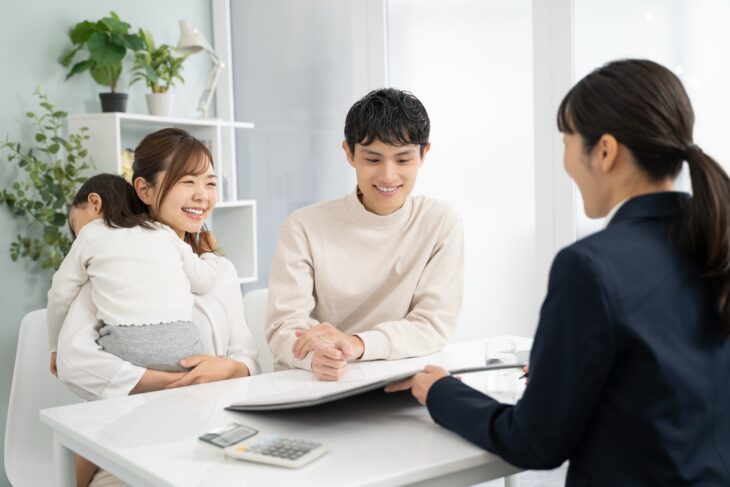 お客様と打ち合わせをする住宅専門スタッフ
