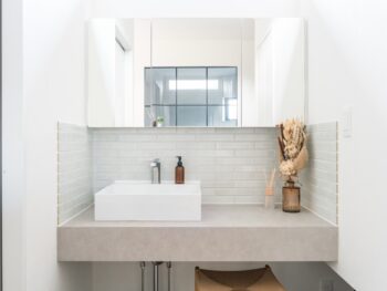 造作洗面台の費用は高い？既製品との価格比較や後悔しないための設計ポイント