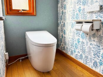トイレがおしゃれに変わる壁紙リフォーム！広く見せる色・柄の選び方とプロが教える成功パターン