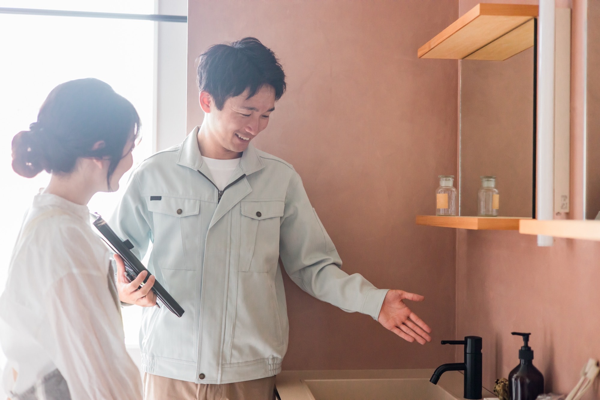 洗面室のリフォームに携わるスタッフと顧客