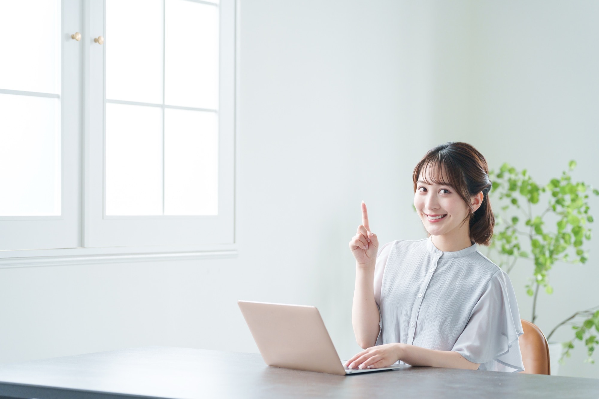 押さえておきたいポイントを伝えようとする女性