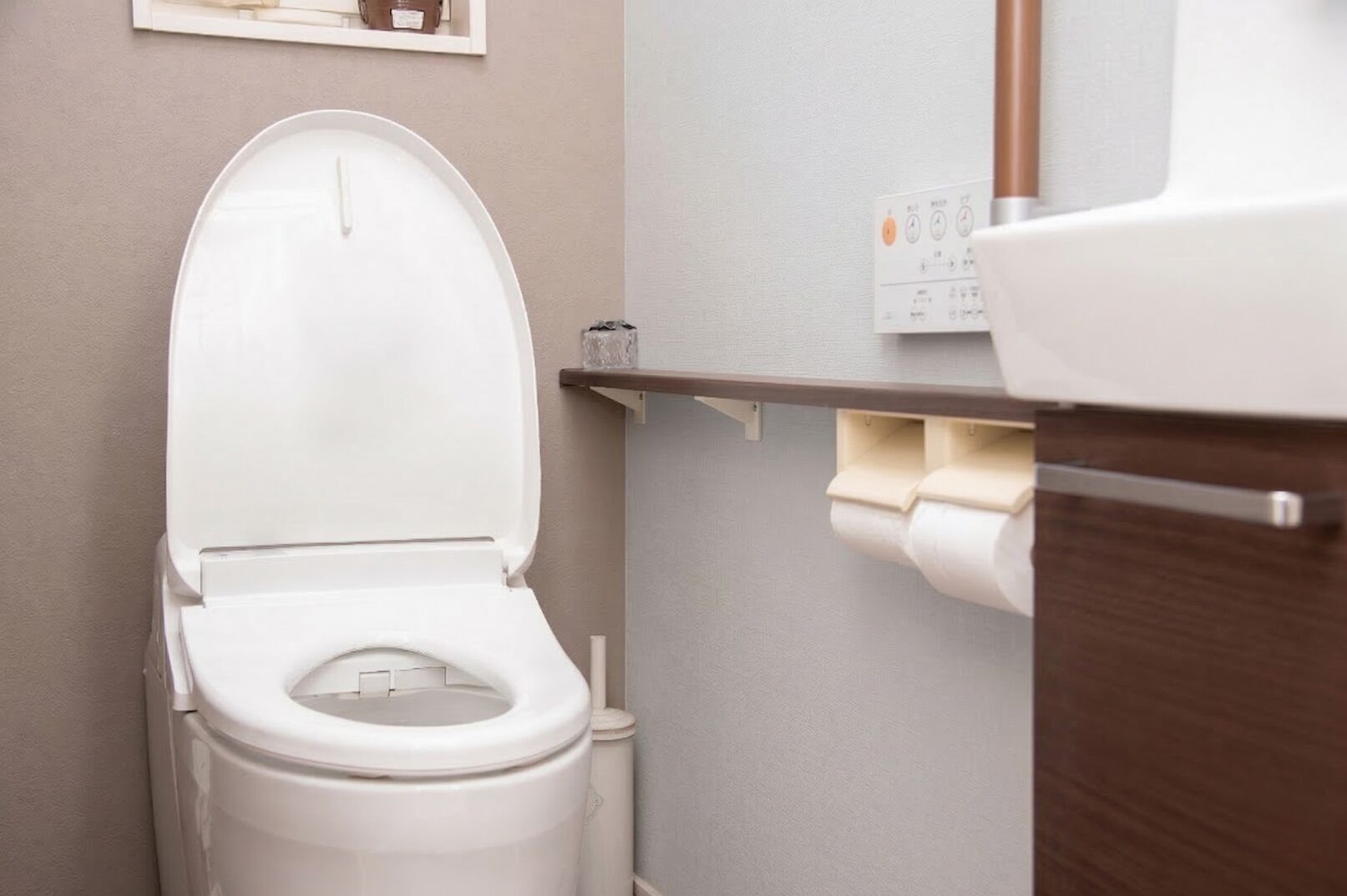 淡いライトグレーのトイレ壁紙事例