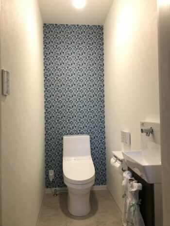 アドバンスリフドのトイレ壁紙リフォーム事例