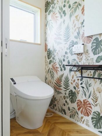 おしゃれなボタニカル柄の壁紙のトイレ