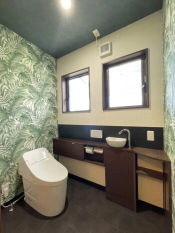 アドバンスリフドのトイレ壁紙リフォーム事例