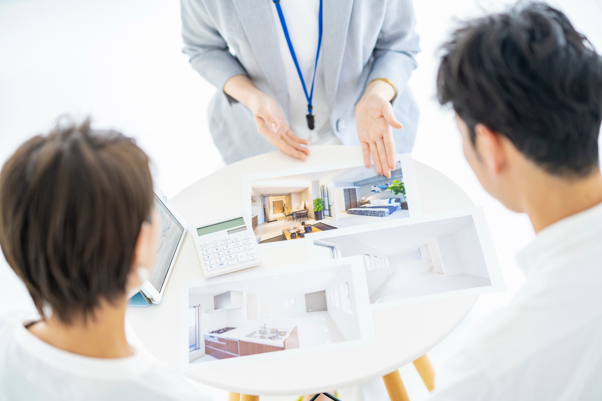 リフォームとリノベーションについて解説するスタッフと、説明を受ける顧客