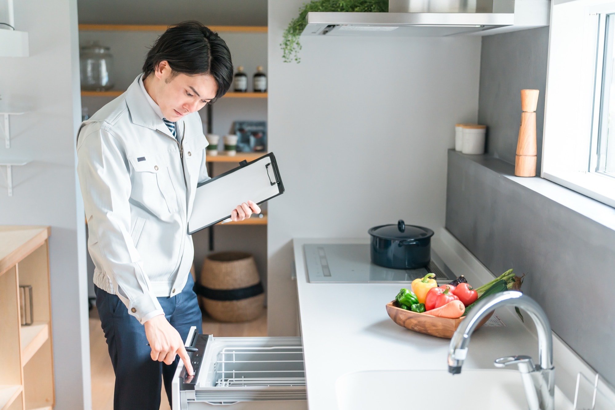 ビルトイン食洗機を確認するリフォームスタッフ