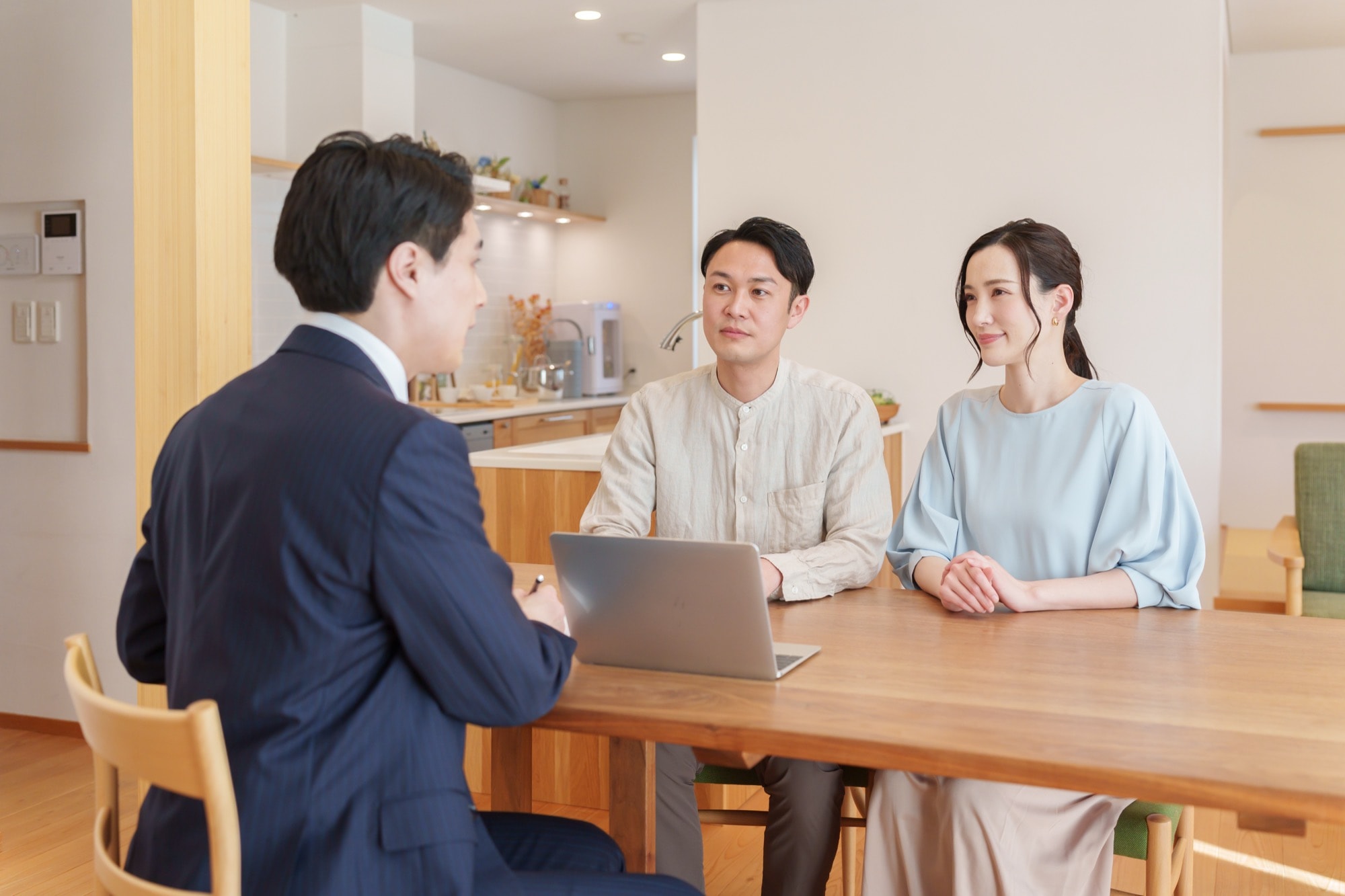 リフォームについて説明するスタッフと、説明を聞く顧客