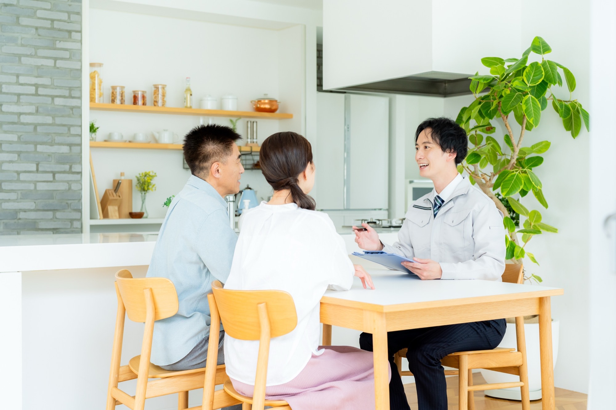 ショールームでキッチンリフォームについて解説するスタッフ