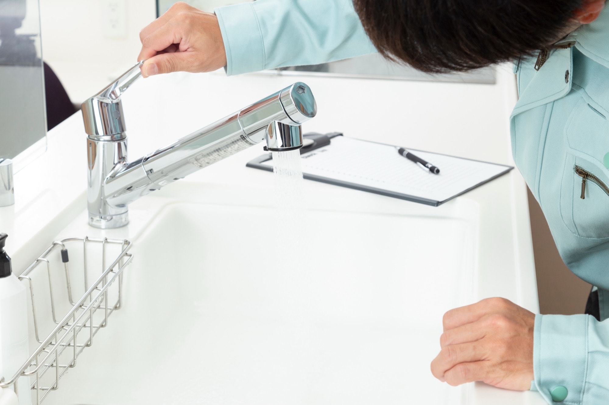 キッチンの点検をするリフォームスタッフ