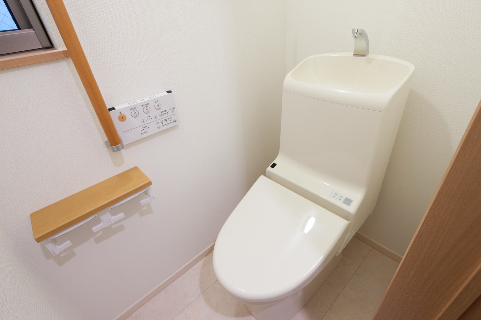 タンク一体型トイレの写真
