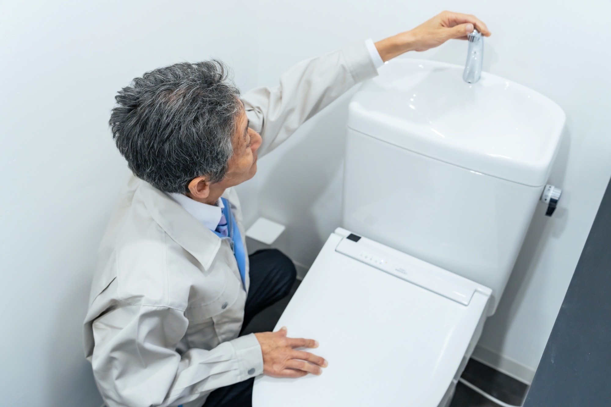 トイレの点検をするリフォームスタッフ