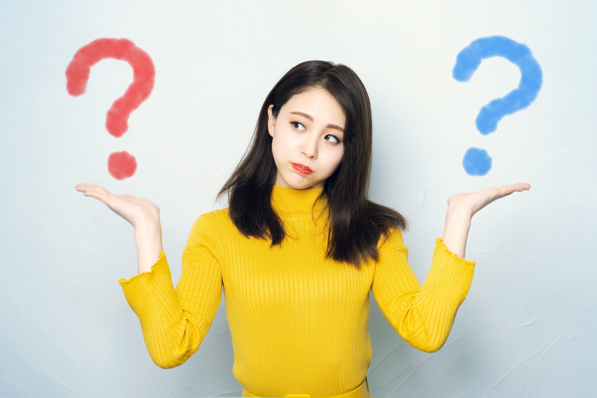 二つの選択肢で迷う女性