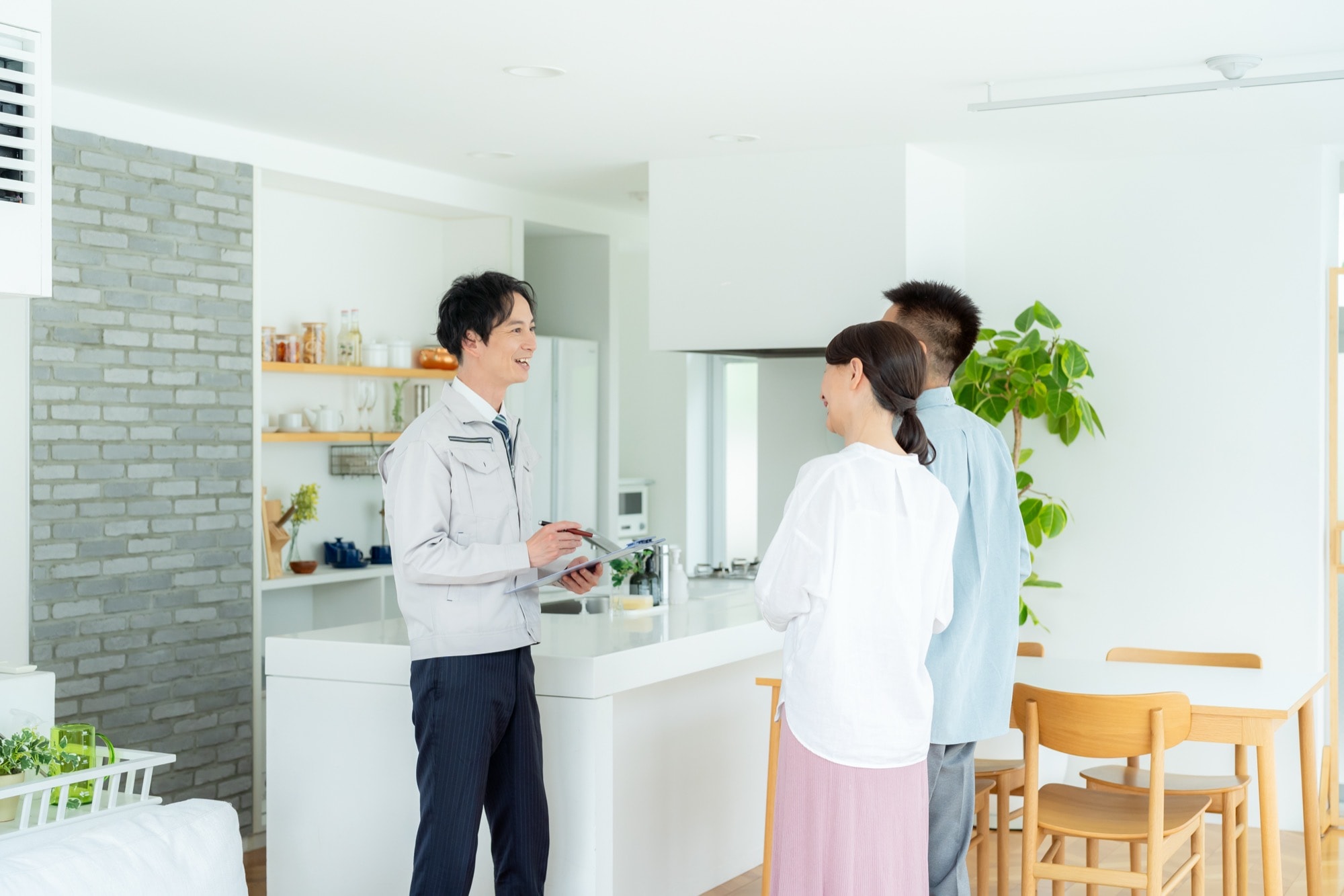 ショールームを見学するシニア夫婦