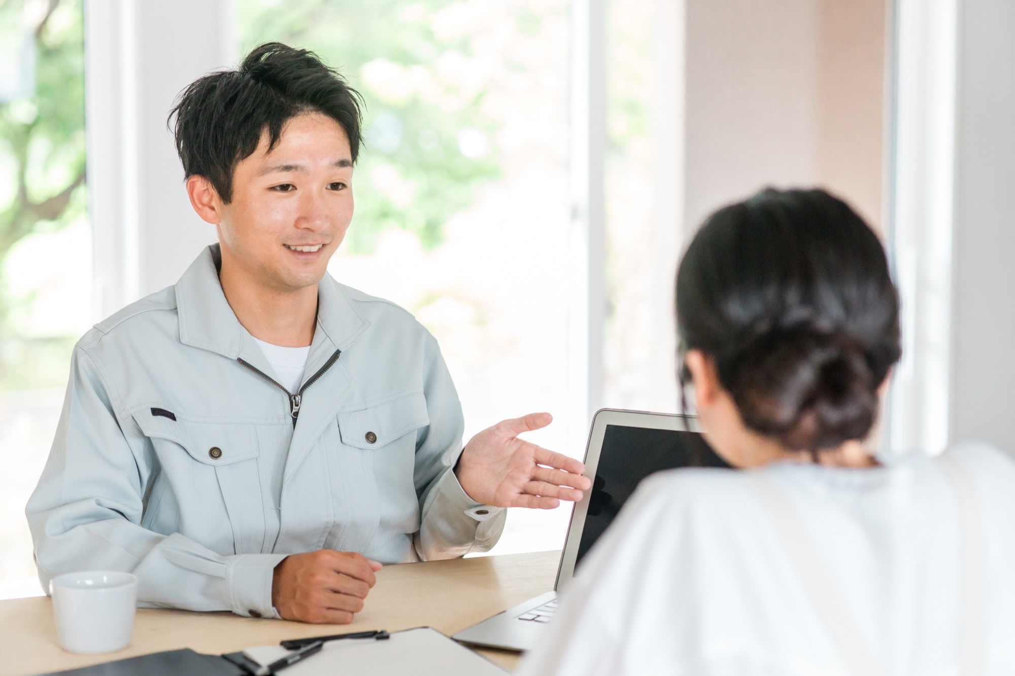 顧客の相談に乗るリフォーム会社スタッフ
